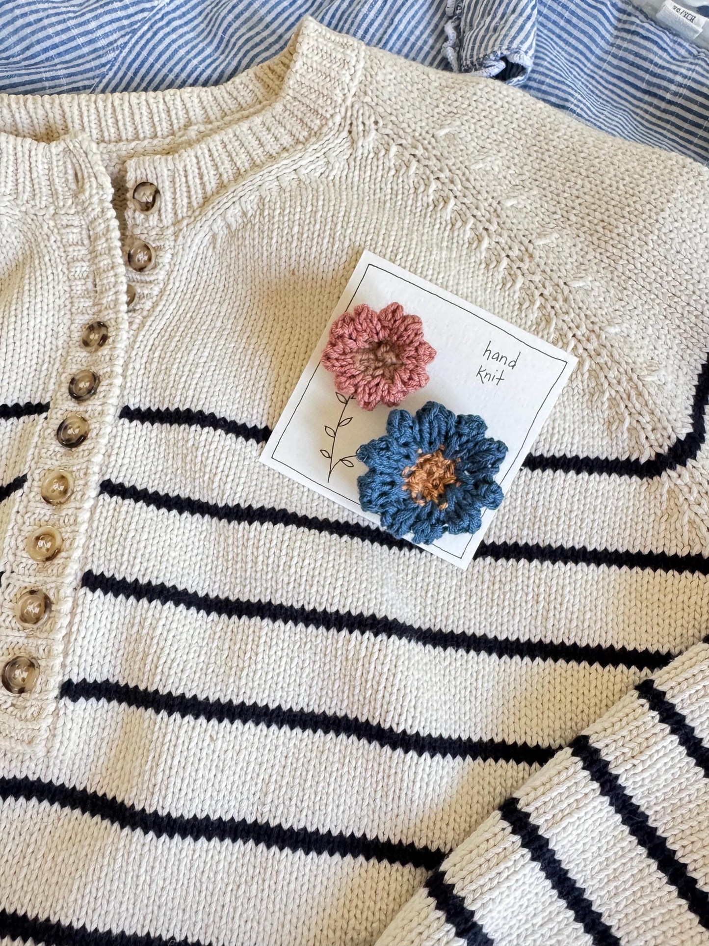 hand knit brooch set- flowers pink and blue