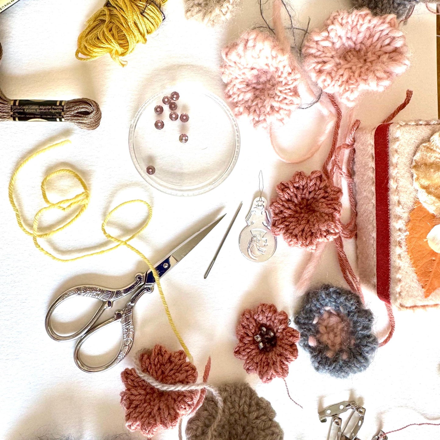 hand knit brooch set- flowers