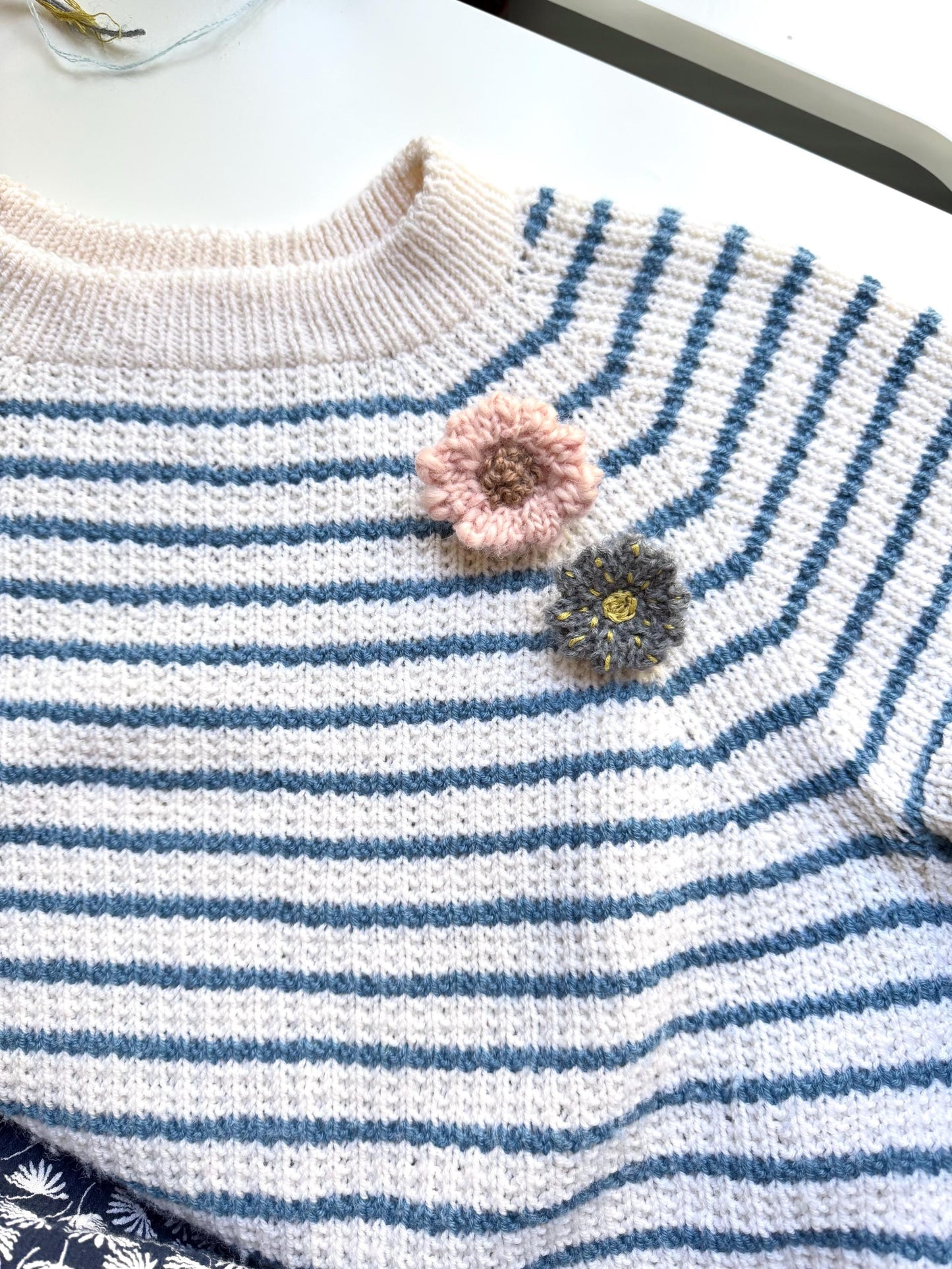 hand knit brooch set- flowers pink and gray